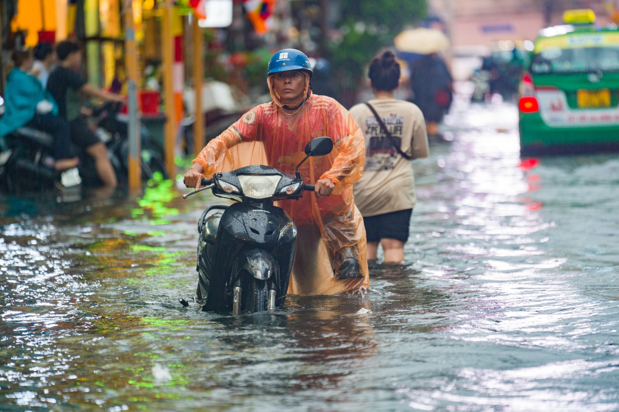 Đi học bằng gì? Chuyện muôn thuở từ Đông sang Tây